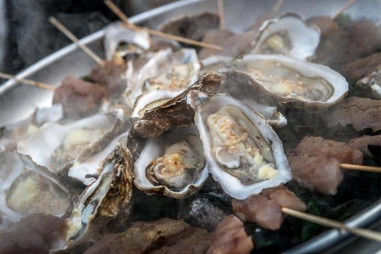 Ostriche appoggiate sui carboni ardenti e alga wakame (Cristiano Tomei)